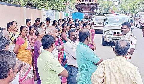 சிவகாசி அருகே திருத்தங்கல் அரசு மேல்நிலைப் பள்ளி முன் ஆர்ப்பாட்டத்
தில் ஈடுபட்ட ஆசிரியர்கள்.
