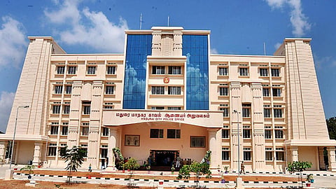 ‘என் கணவரை கொடூரமாக தாக்கிய போலீஸ்காரர்’ - மதுரை காவல் ஆணையரிடம் பெண் புகார்