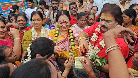 “அம்மன் கனவில் வந்து சொன்னதால்…” - கோயிலில் மடிப்பிச்சை ஏந்தியது குறித்து நளினி விளக்கம்!