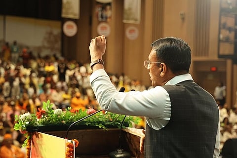 இளைஞர் ஆன்மிக உச்சி மாநாட்டில் மத்திய இளைஞர் நலன் மற்றும் விளையாட்டுத் துறை அமைச்சர் மன்சுக் மண்டவியா.