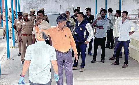 மடப்புரம் கோயில் பின்புறம் உள்ள மாட்டுத் தொழுவத்தில் விசாரணை நடத்திய சிபிஐ அதிகாரிகள்.