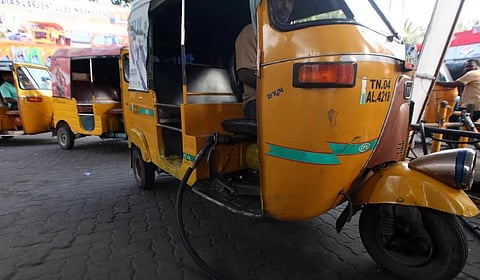 டீசலுக்கு நிகராக உயர்ந்த சிஎன்ஜி எரிபொருள் விலை: தட்டுப்பாடு நிலவுவதால் தேடி அலையும் ஆட்டோ ஓட்டுநர்கள்