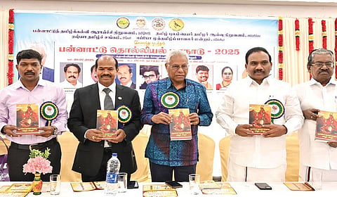 சென்னையில் நடைபெற்ற பன்னாட்டு தொல்லியல் மாநாட்டில் ‘தொல்லியல் நோக்கில் சோழர்கள் அன்றும் - இன்றும்’ என்ற ஆய்வு கட்டுரை நூலை மலேசிய அமைச்சர் அ.சிவநேசன் வெளியிட்டார். உடன் திமுக துணை பொதுச்செயலாளர் ஆ.ராசா, தமிழ் புலம்பெயர் தமிழர் ஆய்வு நிறுவன தலைவர் க.கலைமதி, பன்னாட்டுத் தமிழ்க்கல்வி ஆராய்ச்சி நிறுவன தலைவர் சங்கர் கலியன், ரஷ்யா தமிழ்ச் சங்கத் தலைவர் சேகர் சாமியப்பன், ஈப்போ முத்தமிழ் பாவலர் மன்ற தலைவர் அருள் ஆறுமுகம், திமுக செய்திதொடர்பு தலைவர் டி.கே.எஸ்.இளங்கோவன் ஆகியோர். | படம்: எஸ்.சத்தியசீலன் |