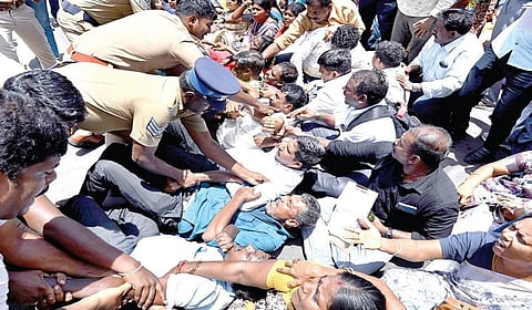 பகுதி நேர ஆசிரியர்களின் நிச்சயமற்ற நிலைக்குத் தீர்வு காண்பது அவசியம்!
