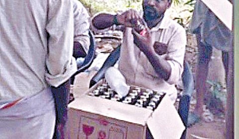 மயிலாடுதுறையில் பொது இடத்தில் சட்டவிரோத மது விற்பனை தொடர்பாக சமூக ஊடகங்களில் வெளியான காட்சி.
