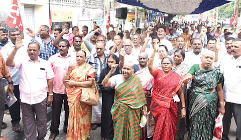 பல்வேறு கோரிக்கைகளை முன்வைத்து சிஐடியு சார்பில், ஓய்வு பெற்றோர் மற்றும் பணியில் இருக்கும் போக்குவரத்து ஊழியர்கள் சென்னை பல்லவன் சாலையில் நேற்று ஆர்ப்பாட்டத்தில் ஈடுபட்டனர். | படம்: எல்.சீனிவாசன் |