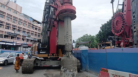 மெட்ரோ பணியில் இருந்த ராட்சத கிரேன் பழுதால் போக்குவரத்து நெரிசல்