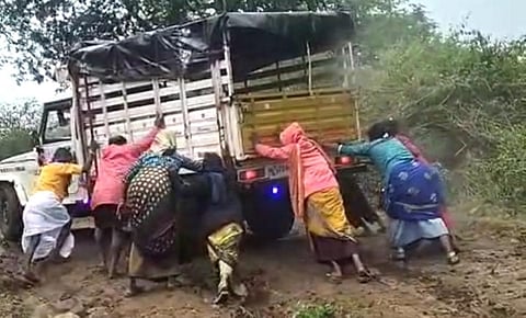 9 கி.மீ தார் சாலை வசதிக்கு ‘ஏங்கும்’ மலைவாழ் மக்கள் - தேன்கனிக்கோட்டை அருகே வேதனை