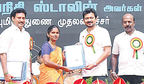 சென்னை ஜவஹர்லால் நேரு உள் விளையாட்டு அரங்கத்தில் நேற்று நடைபெற்ற விழாவில், துணை முதல்வர் உதயநிதி ஸ்டாலின் பங்கேற்று, ஆசிரியர் தேர்வு வாரியம் மூலம் பள்ளிக் கல்வித் துறைக்கு தேர்வு செய்யப்பட்டுள்ள 2,457 இடைநிலை ஆசிரியர்களுக்கு பணி நியமன ஆணைகளை வழங்கினார். உடன் அமைச்சர்கள், அதிகாரிகள் உள்ளிட்டோர்.