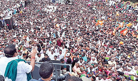 புதுக்கோட்டை மாவட்டம் கந்தர்வக் கோட்டையில் நேற்று பிரச்சாரம் மேற்கொண்ட அதிமுக பொதுச் செயலாளர் பழனிசாமி.