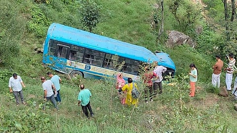 இமாச்சலில் பேருந்து கவிழ்ந்து 8 பேர் உயிரிழப்பு