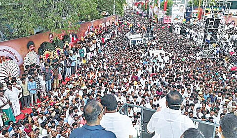 புதுக்கோட்டையில் நேற்று பொதுமக்களிடையே பிரச்சாரத்தில் ஈடுபட்ட அதிமுக பொதுச் செயலாளர் பழனிசாமி.