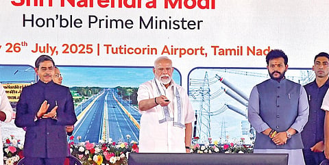 தூத்துக்குடியில் நேற்று நடைபெற்ற விழாவில் விரிவாக்கப்பட்ட விமான நிலையம் உட்பட ரூ. 4,900 கோடி மதிப்பிலான திட்டங்களை தொடங்கிவைத்தார் பிரதமர் மோடி. உடன், ஆளுநர் ஆர்.என்.ரவி, மத்திய அமைச்சர்கள் கிஞ்சராபு ராம்மோகன் நாயுடு, எல்.முருகன், தமிழக அமைச்சர் தங்கம் தென்னரசு. படம்: மு.லெட்சுமி அருண்