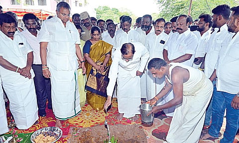 திருப்பத்தூர் அரசு மருத்துவமனையில் டயாலிசிஸ் மையத்துக்கான அடிக்கல் நாட்டு விழாவில் பங்கேற்ற முன்னாள் மத்திய அமைச்சர் ப.சிதம்பரம், அமைச்சர் கே.ஆர்.பெரியகருப்பன்உள்ளிட்டோர்.