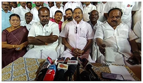 செய்தியாளர்களிடம் பேசிய முன்னாள் அமைச்சர் பி.தங்கமணி