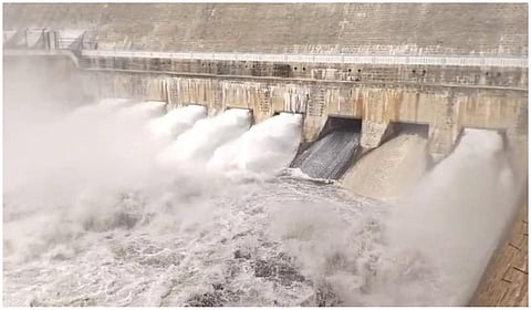 100 அடியை எட்டியது பவானிசாகர் அணை: உபரி நீர் திறப்பால் வெள்ள அபாய எச்சரிக்கை