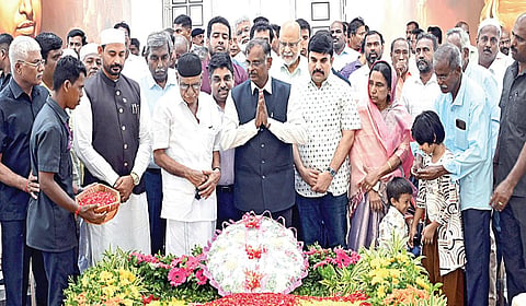 ராமேசுவரத்தில் உள்ள முன்னாள் குடியரசு தலைவர் அப்துல் கலாம் தேசிய நினைவிடத்தில் நேற்று நடைபெற்ற சிறப்புப் பிரார்த்தனையில் பங்கேற்றோர். | படம்: எல்.பாலச்சந்தர் |