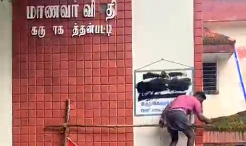 சமூக நீதி விடுதி பெயரை கருப்பு மையால் அழித்து கூடலூர் அருகே போராட்டம்