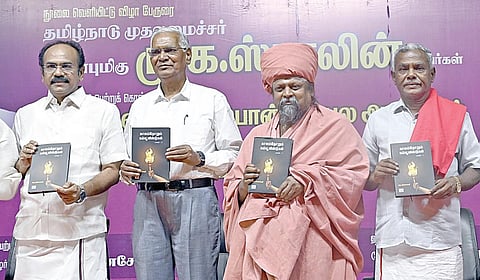 நியூ செஞ்சுரி புக் ஹவுஸ் நிறுவனம் சார்பில் கவிஞர் ஜீவபாரதி எழுதிய ‘காலம்தோறும் கம்யூனிஸ்டுகள்’ நூலை அமைச்சர் தங்கம் தென்னரசு வெளியிட, குன்றக்குடி பொன்னம்பல அடிகளார் பெற்றுக்கொண்டார். உடன் இந்திய கம்யூனிஸ்ட் தேசிய செயலர் டி.ராஜா, மார்க்சிஸ்ட் கட்சி மாநிலச் செயலாளர் பெ.சண்முகம்,நியூ செஞ்சுரி புத்தக நிறுவனத்தின் தலைவர் த.ஸ்டாலின் குணசேகரன், மேலாண்மை இயக்குநர் க.சந்தானம். படம்: ம.பிரபு