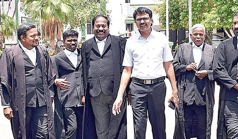 உயர் நீதிமன்ற மதுரை அமர்வில் ஆஜராக வந்த வழக்கறிஞர் வாஞ்சி நாதன் (வெள்ளை சட்டை அணிந்திருப்பவர்). | படம்: எஸ்.கிருஷ்ணமூர்த்தி |