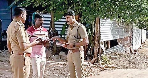 பாப்பாக்குடி அருகே சிறுவன் மீது துப்பாக்கிச் சூடு நடைபெற்ற பகுதியில் விசாரணை நடத்திய போலீஸார்.