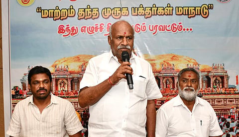 திண்டுக்கல்லில் நடந்த ஆலோசனைக் கூட்டத்தில் பேசிய இந்து முன்னணி மாநிலத் தலைவர் காடேஸ்வர சுப்பிரமணியம். படம்: நா.தங்கரத்தினம்.