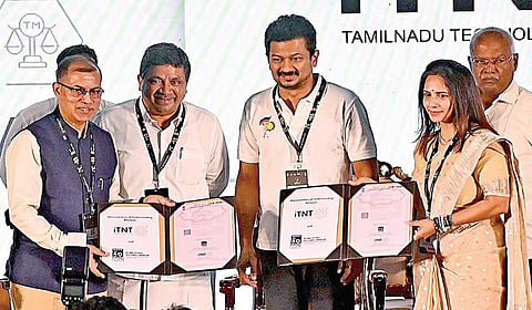 சென்னையில் நேற்று நடைபெற்ற முதலாவது அறிவுசார் சொத்துரிமை மாநாட்டில் துணை முதல்வர் உதயநிதி ஸ்டாலின் முன்னிலையில் 6 முன்னணி நிறுவனங்களுடன் புரிந்துணர்வு ஒப்பந்தம் கையெழுத்தானது. அமைச்சர் பழனிவேல் தியாகராஜன், செயலர் பிரஜேந்திர நவ்னித், எல்காட் நிறுவன மேலாண்மை இயக்குநர் கார்த்திகேயன், ஐடிஎன்டி தலைமை நிர்வாக அதிகாரி வனிதா வேணுகோபால் உள்ளிட்டோர் பங்கேற்றனர். | படம்: ம.பிரபு |