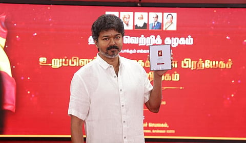தவெக சார்பில் உறுப்பினர் சேர்க்கை செயலியை நேற்று கட்சியின் தலைவர் விஜய் அறிமுகம் செய்தார்.