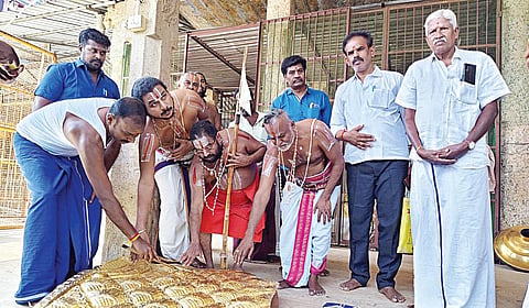 திருக்கோஷ்டியூர் சவுமிய நாராயணப் பெருமாள் கோயிலில் அஷ்டாங்க விமானத்தில் பொருத்தப்பட உள்ள தங்கத் தகட்டில் தங்க இலைகளை ஒட்டிய வில்லிபுத்தூர் சடகோப ராமானுஜ ஜீயர்.