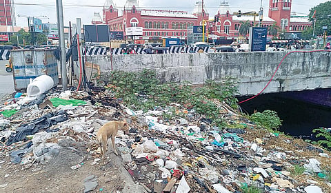 சென்ட்ரல் மெட்ரோ ரயில் சுரங்கப்பாதை அருகே குப்பையால் துர்நாற்றம்: முகம் சுளிக்கும் பயணிகள்