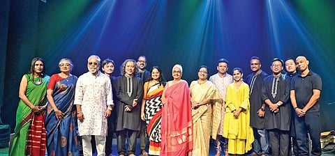 ‘இந்து தமிழ் திசை’, ‘தி இந்து’ மற்றும் ‘தி இந்து பிசினஸ்லைன்’ இணைந்து நடத்தும் ‘சிங்கா 60' திருவிழாவின் 2-ம் நாள் நிகழ்ச்சியாக ‘முச்சந்தி’ நாடகம் சென்னை ராஜா அண்ணாமலைபுரம் ராஜரத்தினம் கலையரங்கில் நேற்று நடைபெற்றது. இதில், ‘இந்து தமிழ் திசை’ இயக்குநர்களுடன் சிறப்பு விருந்தினர்கள் மற்றும் ‘முச்சந்தி’ நாடக குழுவினர். படம்: எஸ்.சத்தியசீலன்