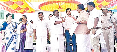 தேனி மாவட்டம் ஆண்டிபட்டியில் நடந்த அரசு விழாவில் ஆட்சியர் முன்னிலையில் காரசாரமான வாக்குவாதத்தில் ஈடுபட்ட எம்.பி. தங்கதமிழ்ச்செல்வன் மற்றும் எம்எல்ஏ மகாராஜன்.