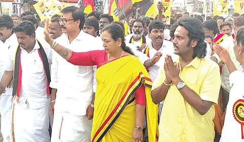கும்மிடிப்பூண்டி அருகே ஆரம்பாக்கத்தில் நேற்று சுற்றுப்பயணத்தை தொடங்கிய தேமுதிக பொதுச்செயலாளர் பிரேமலதா.