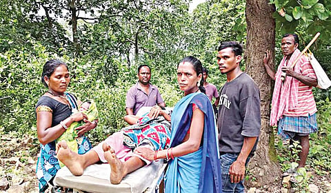 ஒடிசாவில் பாம்பு கடித்த தாயை 5 கி.மீ. தூரம் தோளில் சுமந்து சென்ற மகள்: காலதாமதத்தால் பறிபோன உயிர்