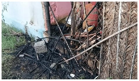 முன் விரோதம் காரணமாக பழநியில் விவசாயி வீட்டின் மீது பெட்ரோல் குண்டு வீச்சு