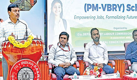 சென்னை ஐசிஎஃப்-ல் பிரதமரின் வளர்ச்சியடைந்த பாரதத்துக்கான வேலைவாய்ப்பு திட்டம் குறித்த விழிப்புணர்வு நிகழ்ச்சி, மத்திய துணை முதன்மை தொழிலாளர் ஆணையர் நுதாரா தலைமையில் நேற்று நடைபெற்றது. ஐசிஎஃப் முதன்மை தலைமை பணியாளர் அதிகாரி ஆர்.மோகன்ராஜா, தமிழக அரசின் தொழிலாளர் கூடுதல் ஆணையர் லட்சுமிகாந்தன், அம்பத்தூர் மண்டல வருங்கால வைப்புநிதி ஆணையர் மனோஜ் பிரபு உள்ளிட்டோர் உடனிருந்தனர். | படம்: ம.பிரபு |