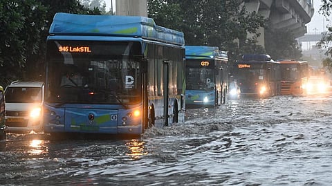 டெல்லியில் கனமழை: தாழ்வான பகுதிகளில் தேங்கிய மழைநீர்