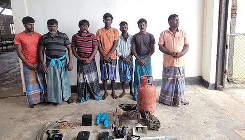 இலங்கை கடற்படையினரால் கைது செய்யப்பட்டு மன்னார் கடற்படை முகாமிற்கு அழைத்துச் செல்லப்பட்ட ஏழு மீனவர்கள்.