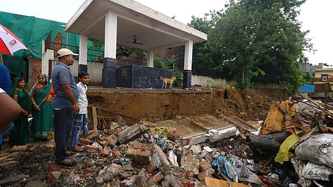 டெல்லியில் கனமழையால் சுவர் இடிந்து 2 சிறுமிகள் உட்பட 8 பேர் உயிரிழப்பு