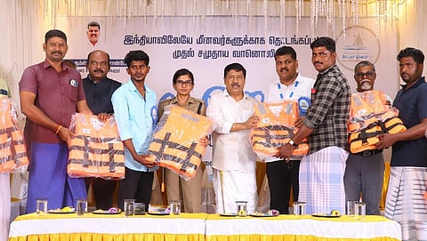கடல் ஓசை சமுதாய வானொலி 10ம் ஆண்டு தொடக்க விழாவில் மீனவர்களுக்கு உயிர் காக்கும் கவசம் வழங்கப்பட்டது.