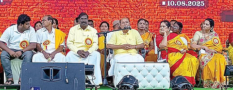 பூம்புகாரில் நேற்று நடைபெற்ற மகளிர் பெருவிழா மாநாட்டில் பேசிய பாமக நிறுவனர் ராமதாஸ்.படம்: வீ.தமிழன்பன்