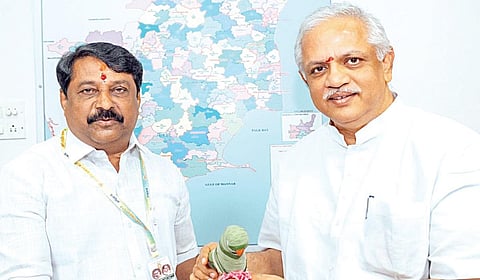 பாஜக தேசிய பொதுச் செயலாளர் பி.எல்.சந்தோஷுக்கு மாநில தலைவர் நயினார் நாகேந்திரன் நினைவு பரிசு வழங்கினார்.