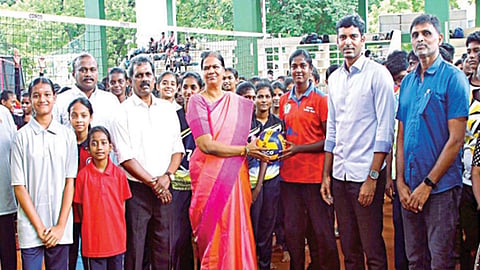 பள்ளிகள் இடையிலான வாலிபால் போட்டி தொடக்கம்