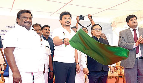 தமிழக போக்குவரத்துத் துறை சார்பில் ரூ.233 கோடி மதிப்பில், 55 புதிய தாழ்தள மின்சார குளிர்சாதனப் பேருந்துகள், 80 தாழ்தள மின்சாரப் பேருந்துகளின் இயக்கத்தை, துணை முதல்வர் உதயநிதி ஸ்டாலின் நேற்று கொடியசைத்து தொடங்கி வைத்தார். உடன் போக்குவரத்துத் துறை அமைச்சர் சா.சி.சிவசங்கர் மற்றும் அதிகாரிகள்.