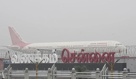 திருவனந்தபுரத்தில் இருந்து 5 எம்பிக்கள் உட்பட 150 பயணிகளுடன் டெல்லி சென்ற விமானத்தில் தொழில்நுட்ப கோளாறு: சென்னையில் அவசரமாக தரையிறக்கம்