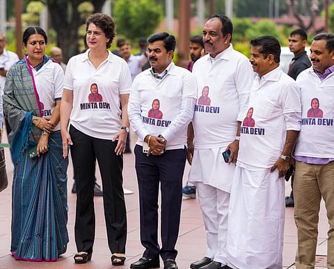 நாடாளுமன்ற வளாகத்தில் எதிர்க்கட்சி எம்.பி.க்கள் ஆர்ப்பாட்டம்: டி ஷர்ட்டில் இடம்பெற்ற ‘மின்டா தேவி’ யார்?