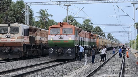பாம்பன் புதிய ரயில் பாலத்தில் தொழில்நுட்ப கோளாறால் ரயில்கள் தாமதம்