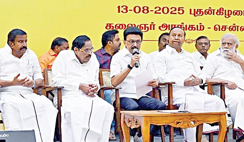 திமுக மாவட்ட செயலாளர்கள் கூட்டம் மு.க.ஸ்டாலின் தலைமையில் சென்னையில் நேற்று நடைபெற்றது. இதில், பொதுச்செயலாளர் துரைமுருகன், பொருளாளர் டி.ஆர்.பாலு, முதன்மைச் செயலாளர் கே.என்.நேரு, கனிமொழி எம்.பி.
மற்றும் அமைச்சர்கள், மாவட்ட செயலாளர்கள் கலந்து கொண்டனர்.