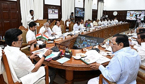 ‘உங்களுடன் ஸ்டாலின்’, ‘நலம் காக்கும் ஸ்டாலின்’ திட்டங்கள் குறித்து மாவட்ட ஆட்சியர்களுடன் முதல்வர் ஸ்டாலின் ஆய்வு