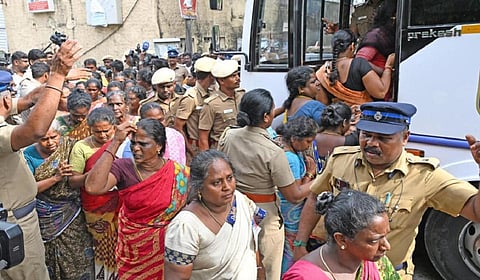 கைது செய்யப்பட்ட தூய்மைப் பணியாளர்கள் 950 பேர் விடுவிப்பு - பேருந்து கண்ணாடி உடைக்கப்பட்டது குறித்து வழக்குப் பதிவு